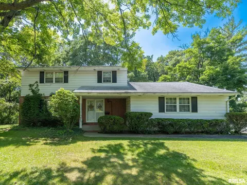 3026 W Greenbrier Ln, Peoria, IL 61614