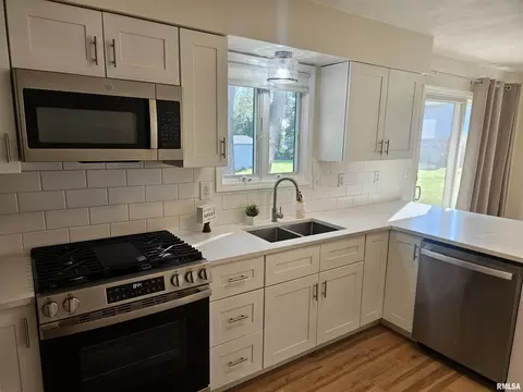 Kitchen - 10431 W Prince Valiant Ct, Mapleton, IL 61547 photo 2 of 6