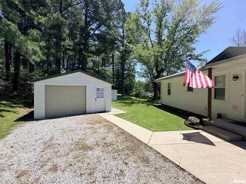 Exterior - 324 E Ash St, Cobden, IL 62920 photo 2 of 10