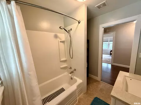 Bath - 324 E Ash St, Cobden, IL 62920 photo 2 of 5