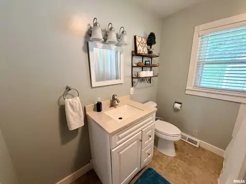 Bath - 324 E Ash St, Cobden, IL 62920 photo 3 of 5