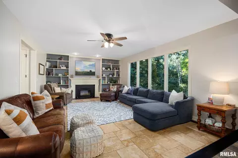 Living - 11303 Pauli Rd, Dunlap, IL 61525 photo 2 of 6