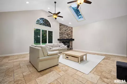 Living - 11303 Pauli Rd, Dunlap, IL 61525 photo 5 of 6
