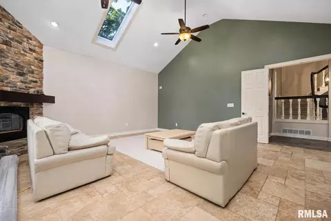 Living - 11303 Pauli Rd, Dunlap, IL 61525 photo 6 of 6
