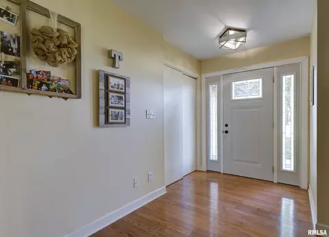 Entry Way - 319 Robin Rd, Macomb, IL 61455 photo 1 of 4