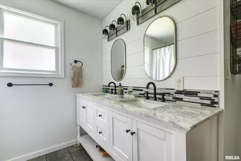 Bath - 319 Robin Rd, Macomb, IL 61455 photo 3 of 4