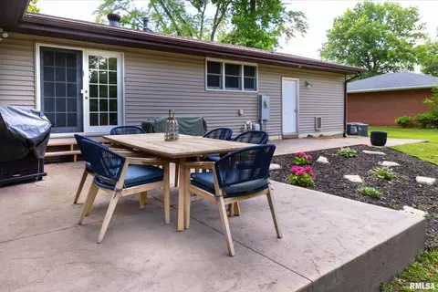 Exterior - 319 Robin Rd, Macomb, IL 61455 photo 2 of 5