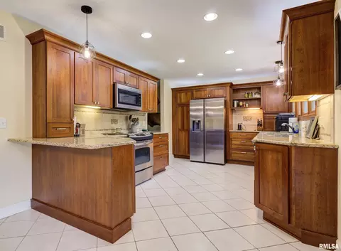 Kitchen - 319 Robin Rd, Macomb, IL 61455 photo 4 of 4