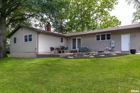 Exterior - 319 Robin Rd, Macomb, IL 61455 photo 4 of 5