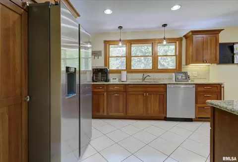 Kitchen - 319 Robin Rd, Macomb, IL 61455 photo 2 of 4