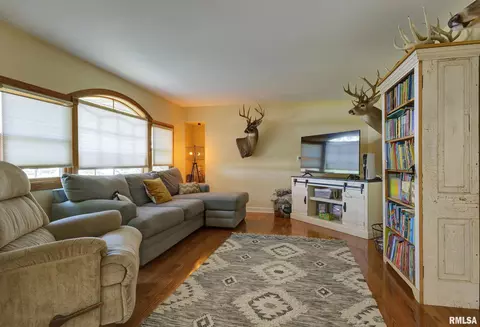 Living - 319 Robin Rd, Macomb, IL 61455 photo 2 of 2