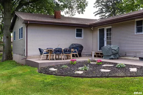 Exterior - 319 Robin Rd, Macomb, IL 61455 photo 3 of 5