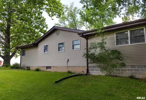Exterior - 319 Robin Rd, Macomb, IL 61455 photo 5 of 5