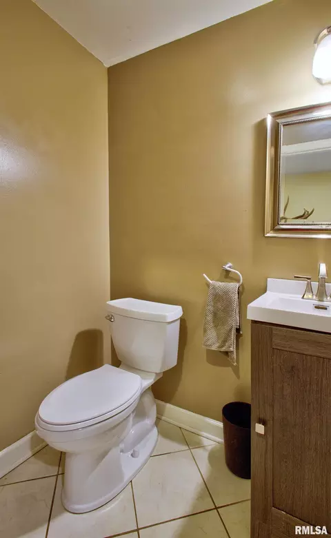 Bath - 319 Robin Rd, Macomb, IL 61455 photo 4 of 4