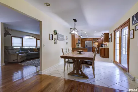Entry Way - 319 Robin Rd, Macomb, IL 61455 photo 4 of 4