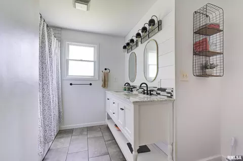 Bath - 319 Robin Rd, Macomb, IL 61455 photo 2 of 4