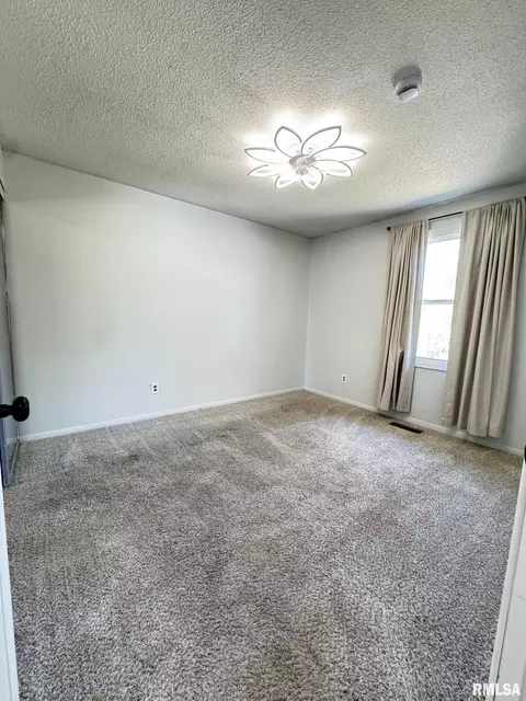 Bedroom - 4441 W Castleton Rd, Peoria, IL 61615 photo 2 of 5