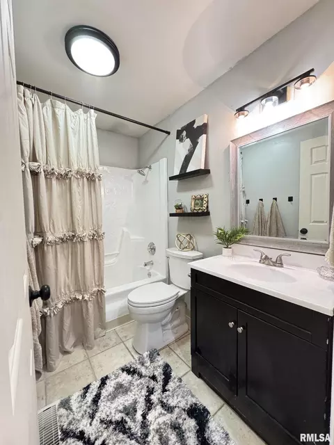 Bath - 4441 W Castleton Rd, Peoria, IL 61615 photo 1 of 2
