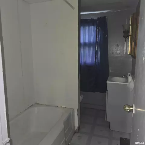 Bath - 532 N Bush Ave, Hurst, IL 62949 photo 1 of 1