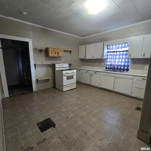 Kitchen - 532 N Bush Ave, Hurst, IL 62949 photo 1 of 1