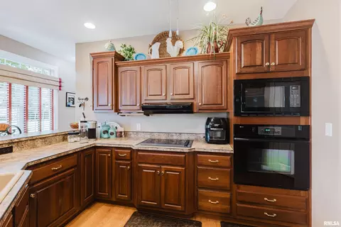 Kitchen - 15063 Baker Dr, Marion, IL 62959 photo 2 of 4
