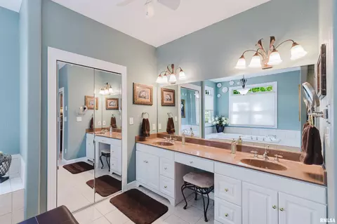 Bath - 15063 Baker Dr, Marion, IL 62959 photo 4 of 10