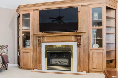 Living - 15063 Baker Dr, Marion, IL 62959 photo 2 of 2
