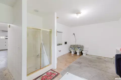 Bath - 15063 Baker Dr, Marion, IL 62959 photo 10 of 10