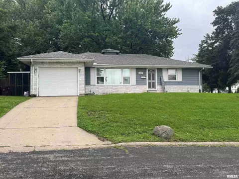 2833 N Easton Pl, Peoria, IL 61604