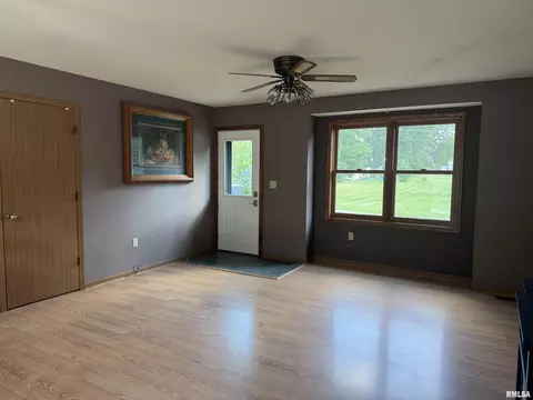 Living - 918 E Oak St, Macomb, IL 61455 photo 1 of 2