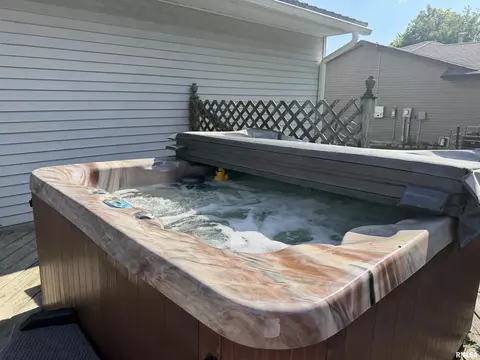 Exterior - 918 E Oak St, Macomb, IL 61455 photo 6 of 6