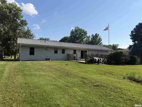 Exterior - 918 E Oak St, Macomb, IL 61455 photo 3 of 6