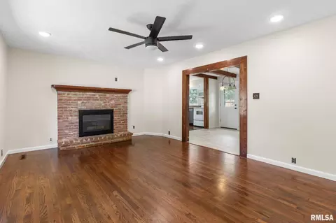 Living - 320 N 30th St, Herrin, IL 62948 photo 1 of 2