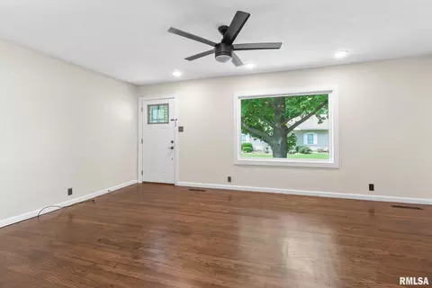 Living - 320 N 30th St, Herrin, IL 62948 photo 2 of 2