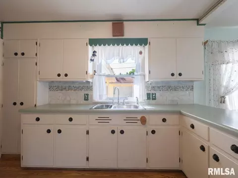 Kitchen - 6322 E Beach Dr, Chillicothe, IL 61523 photo 3 of 5