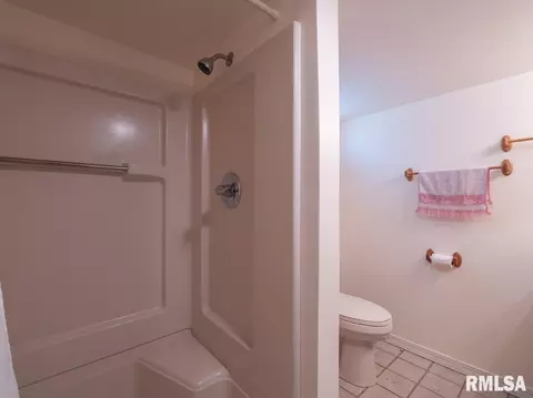 Bath - 6322 E Beach Dr, Chillicothe, IL 61523 photo 2 of 3