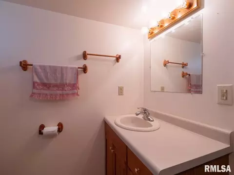 Bath - 6322 E Beach Dr, Chillicothe, IL 61523 photo 3 of 3