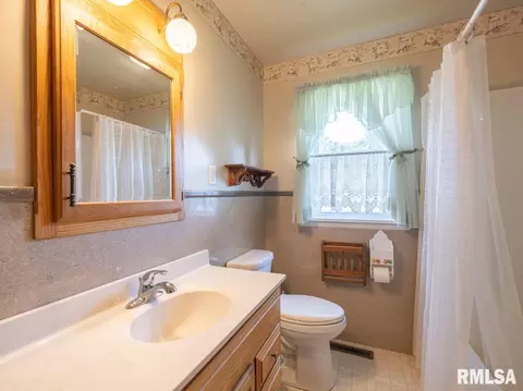Bath - 6322 E Beach Dr, Chillicothe, IL 61523 photo 1 of 3