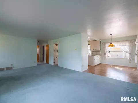 Living - 6322 E Beach Dr, Chillicothe, IL 61523 photo 3 of 4
