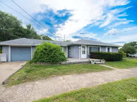 1705 N 12th St, Pekin, IL 61554