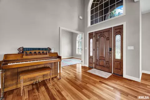 Entry Way - 576 Pheasant Trl, Metamora, IL 61548 photo 4 of 10