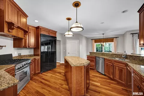 Kitchen - 576 Pheasant Trl, Metamora, IL 61548 photo 5 of 8