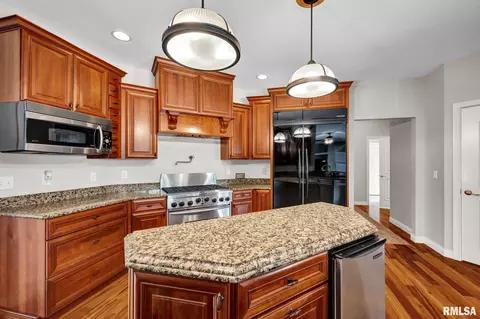 Kitchen - 576 Pheasant Trl, Metamora, IL 61548 photo 4 of 8