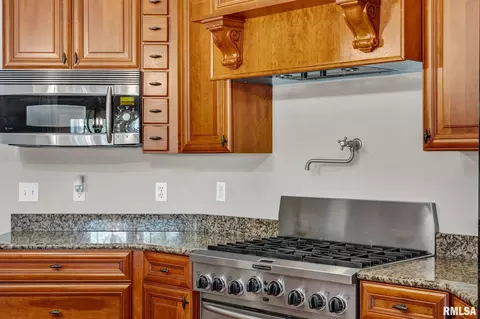 Kitchen - 576 Pheasant Trl, Metamora, IL 61548 photo 2 of 8