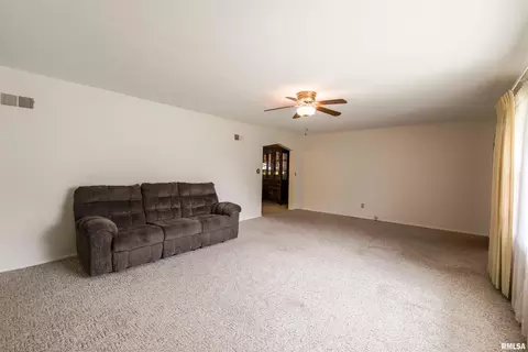 Living - 609 E Willcox Ave, Peoria, IL 61603 photo 3 of 4