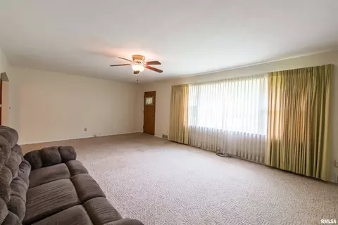 Living - 609 E Willcox Ave, Peoria, IL 61603 photo 2 of 4