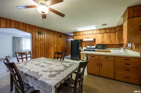 Dining - 609 E Willcox Ave, Peoria, IL 61603 photo 3 of 3
