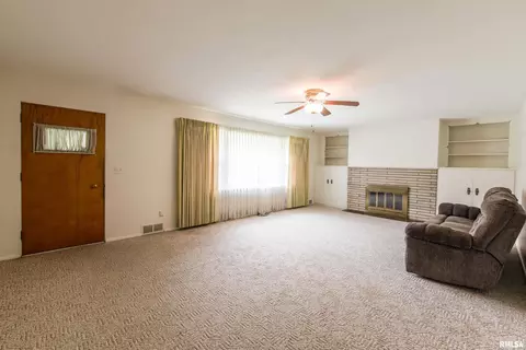 Living - 609 E Willcox Ave, Peoria, IL 61603 photo 4 of 4