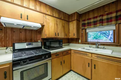 Kitchen - 609 E Willcox Ave, Peoria, IL 61603 photo 2 of 2