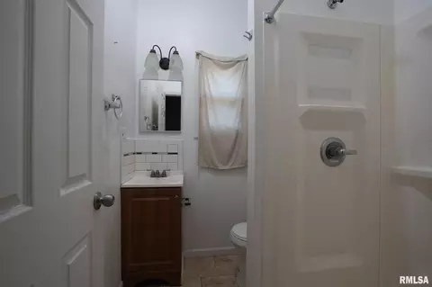 Bath - 208 N 9th St, Herrin, IL 62948 photo 1 of 1